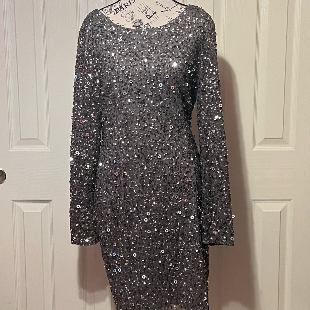 Beautiful Dress ready for the Holidays! No stains no rips . Size 18 stretches